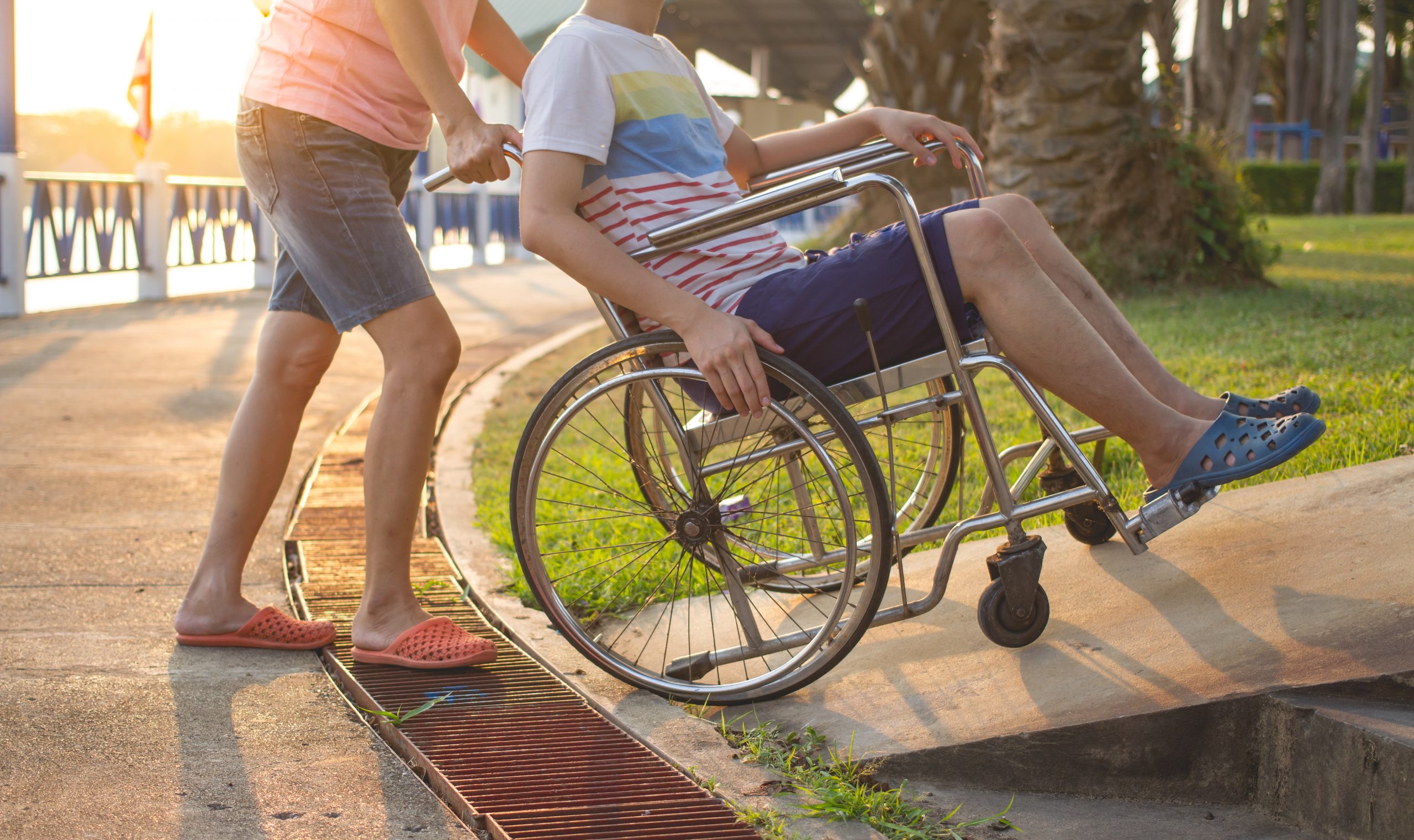 Человек в инвалидной коляске. Ребенок в инвалидной коляске. Бэтмен в инвалидной коляске. Счастливые инвалиды. From disabled.